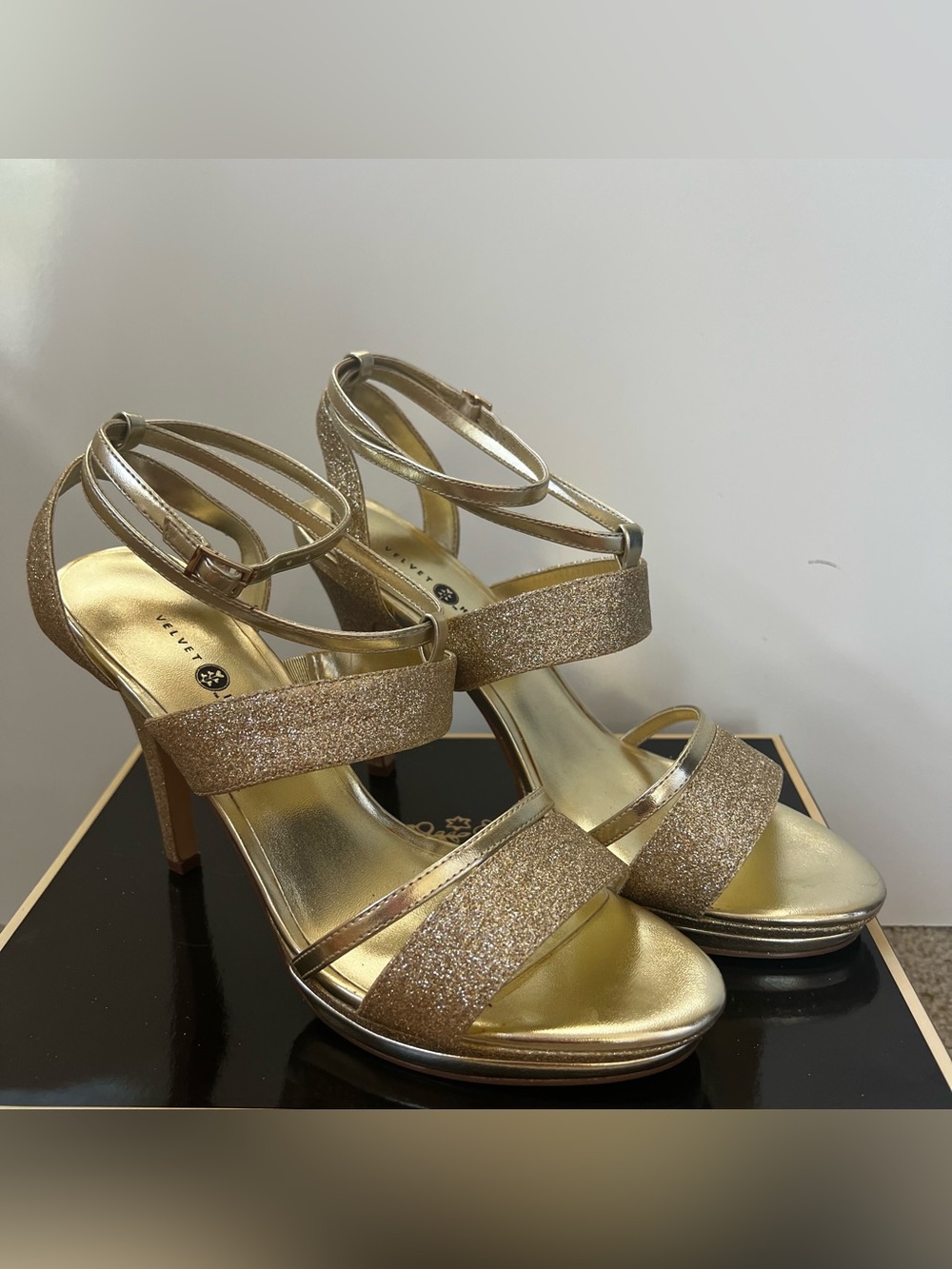 ✨Gold glitter strappy stilettos